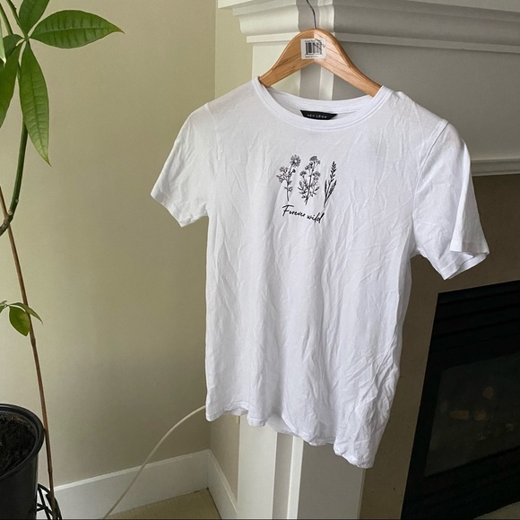 NEW LOOK White Graphic Loose Fit T-shirt - Picture 2 of 5